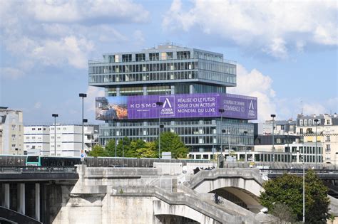 dior neuilly sur seine adresse|Le siège des Parfums Christian Dior à Neuilly et celui de Nestlé .